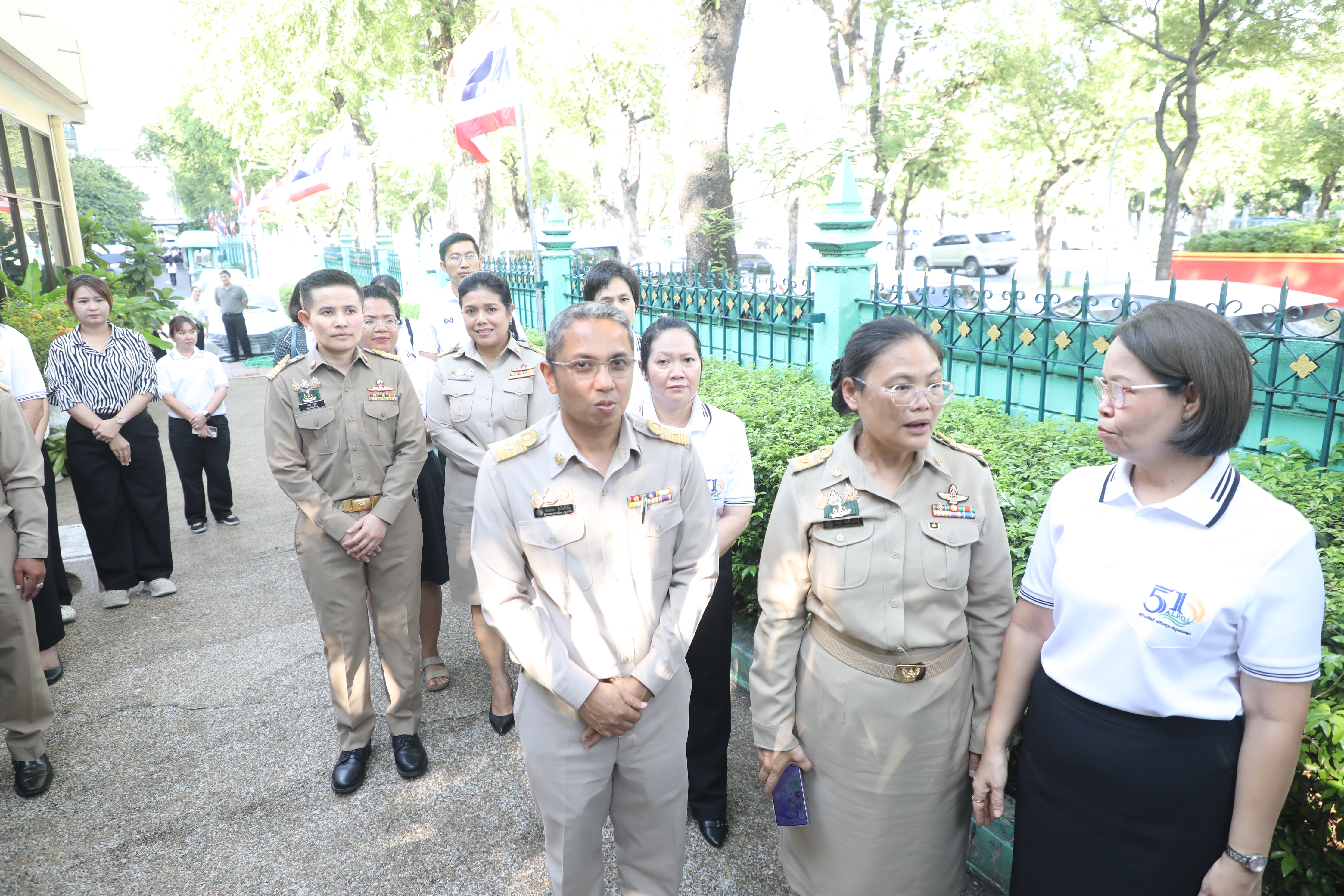 title - เลขาธิการ ส.ป.ก. และผู้เกษียณอายุราชการ สักการะสิ่งศักดิ์สิทธิ์ประจำ กระทรวงเกษตรและสหกรณ์ และ สำนักงานการปฏิรูปที่ดินเพื่อเกษตรกรรม เนื่องในโอกาสเกษียณอายุราชการ